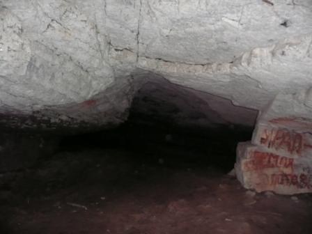 Игнатьевская пещера. Проход в пещеру. Везде вандалы